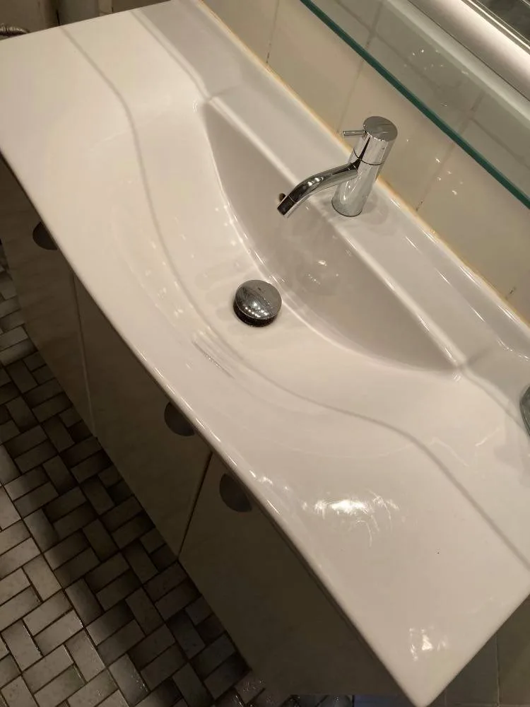 Håndvask efter rengøring — keramik klar hvid og krom blank